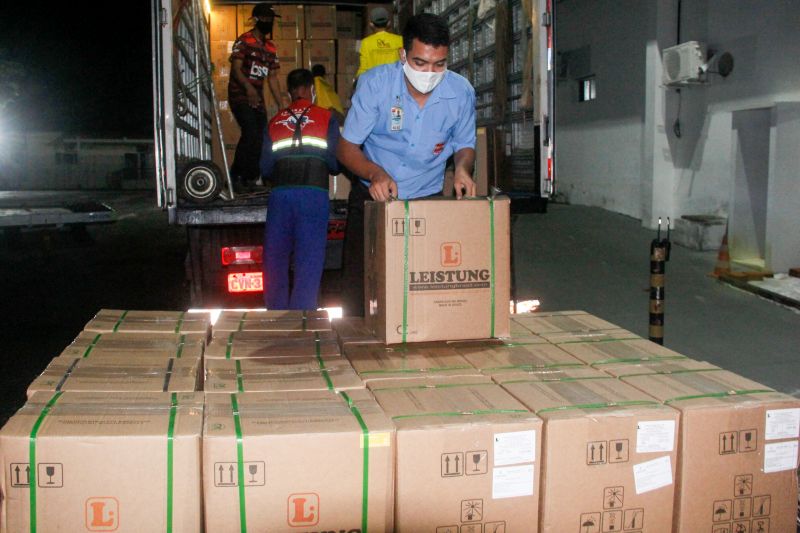 Chegada de novos respiradores para o Hospital de campanha do Hangar, que trata pacientes com Corona Virus. <div class='credito_fotos'>Foto: Marcelo Seabra / Ag. Pará | <a href='/midias/2020/originais/6268_5c8b35ee-7495-1bb6-6a42-cb706a43c7d0.jpg' download><i class='fa-solid fa-download'></i> Download</a></div>
