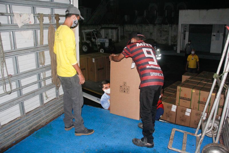 Chegada de novos respiradores para o Hospital de campanha do Hangar, que trata pacientes com Corona Virus. <div class='credito_fotos'>Foto: Marcelo Seabra / Ag. Pará   |   <a href='/midias/2020/originais/6268_68b4ba9d-8e1b-a6c3-659a-1b1cbecd78a1.jpg' download><i class='fa-solid fa-download'></i> Download</a></div>