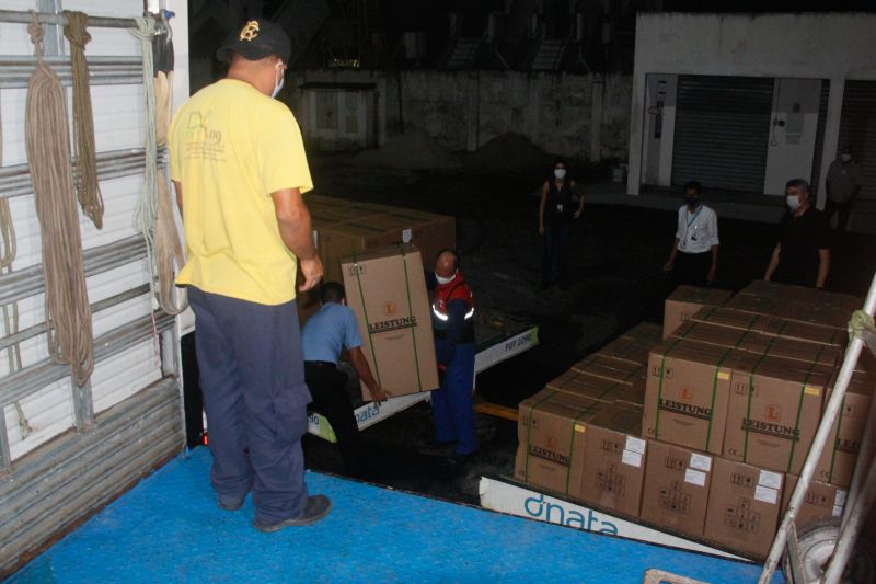 Chegada de novos respiradores para o Hospital de campanha do Hangar, que trata pacientes com Corona Virus. <div class='credito_fotos'>Foto: Marcelo Seabra / Ag. Pará   |   <a href='/midias/2020/originais/6268_72720b6a-70d2-4706-9855-5c9053101137.jpg' download><i class='fa-solid fa-download'></i> Download</a></div>