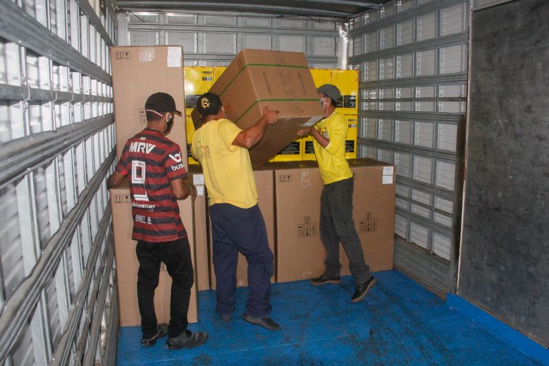 Chegada de novos respiradores para o Hospital de campanha do Hangar, que trata pacientes com Corona Virus. <div class='credito_fotos'>Foto: Marcelo Seabra / Ag. Pará | <a href='/midias/2020/originais/6268_7e96f05e-0bd0-c55c-8456-a1152b2fd17b.jpg' download><i class='fa-solid fa-download'></i> Download</a></div>