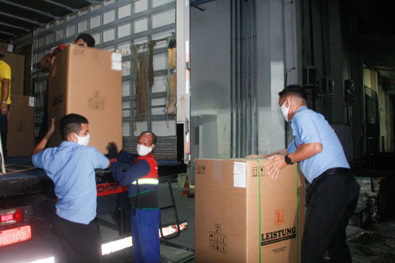 Chegada de novos respiradores para o Hospital de campanha do Hangar, que trata pacientes com Corona Virus. <div class='credito_fotos'>Foto: Marcelo Seabra / Ag. Pará | <a href='/midias/2020/originais/6268_8521ad31-874f-7353-95e3-bb80242f8e97.jpg' download><i class='fa-solid fa-download'></i> Download</a></div>