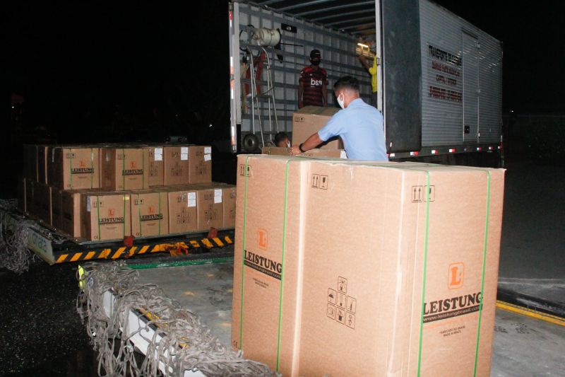 Chegada de novos respiradores para o Hospital de campanha do Hangar, que trata pacientes com Corona Virus. <div class='credito_fotos'>Foto: Marcelo Seabra / Ag. Pará   |   <a href='/midias/2020/originais/6268_95c60663-4771-c410-5676-343edea20c17.jpg' download><i class='fa-solid fa-download'></i> Download</a></div>