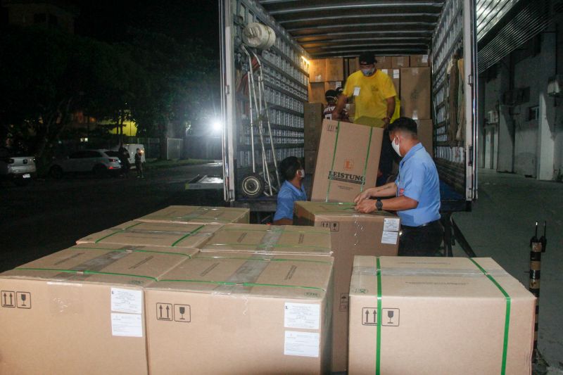 Chegada de novos respiradores para o Hospital de campanha do Hangar, que trata pacientes com Corona Virus. <div class='credito_fotos'>Foto: Marcelo Seabra / Ag. Pará   |   <a href='/midias/2020/originais/6268_b6d04d2b-1c00-11cc-74ba-8f7bcdcb8544.jpg' download><i class='fa-solid fa-download'></i> Download</a></div>