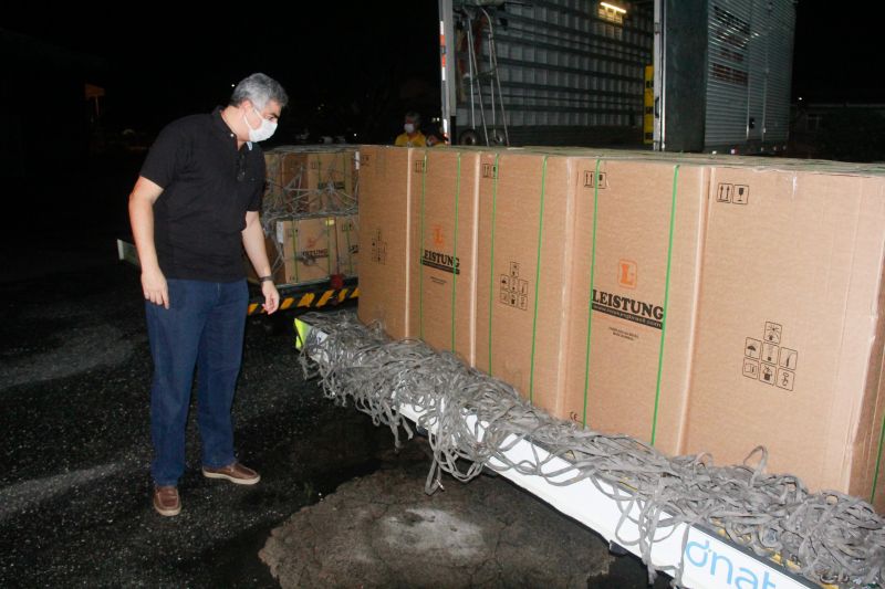 Chegada de novos respiradores para o Hospital de campanha do Hangar, que trata pacientes com Corona Virus. <div class='credito_fotos'>Foto: Marcelo Seabra / Ag. Pará   |   <a href='/midias/2020/originais/6268_d20c85ec-f629-079c-d6c5-bb9a8d6a145e.jpg' download><i class='fa-solid fa-download'></i> Download</a></div>