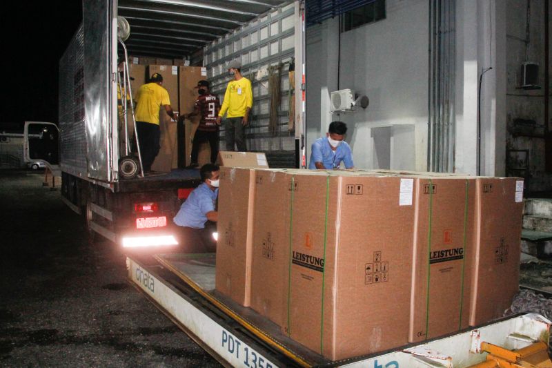 Chegada de novos respiradores para o Hospital de campanha do Hangar, que trata pacientes com Corona Virus. <div class='credito_fotos'>Foto: Marcelo Seabra / Ag. Pará   |   <a href='/midias/2020/originais/6268_d702cd8e-383b-8170-d8ab-e025b9f412cd.jpg' download><i class='fa-solid fa-download'></i> Download</a></div>