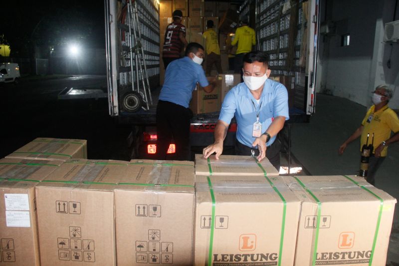 Chegada de novos respiradores para o Hospital de campanha do Hangar, que trata pacientes com Corona Virus. <div class='credito_fotos'>Foto: Marcelo Seabra / Ag. Pará   |   <a href='/midias/2020/originais/6268_e8201b27-71bb-7e4a-8d99-954b19018bd1.jpg' download><i class='fa-solid fa-download'></i> Download</a></div>