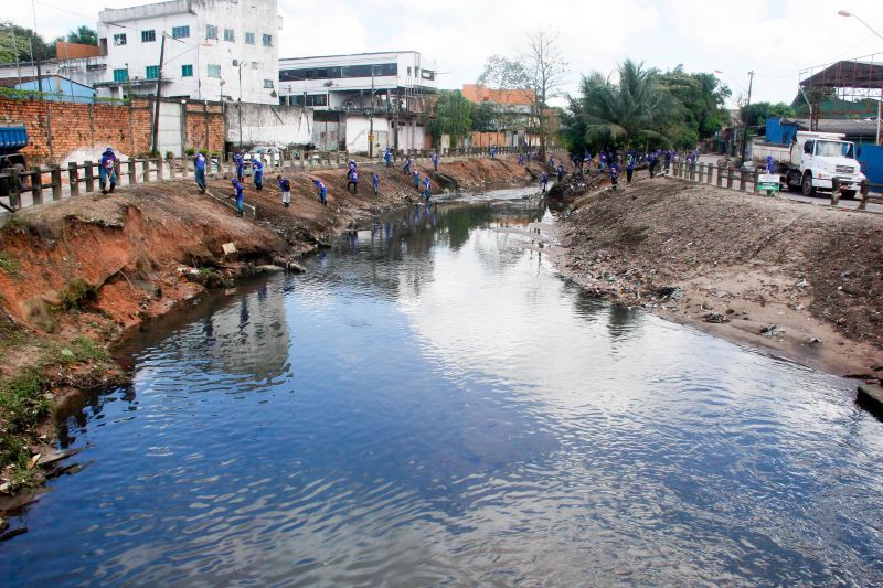 02/05/2020
Limpeza do Canal da Rodolfo Chermont, em Belém.
Na foto: <div class='credito_fotos'>Foto: Marcelo Seabra / Ag. Pará   |   <a href='/midias/2020/originais/6275_a38143ac-e4a0-a6a4-678e-940ec631de0b.jpg' download><i class='fa-solid fa-download'></i> Download</a></div>