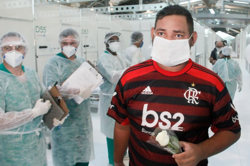 Pacientes curados de Coronavirus recebem alta no Hospital de Campanha do Hangar em Belém.
Na foto:
<div class='credito_fotos'>Foto: Marcelo Seabra / Ag. Pará | <a href='/midias/2020/originais/6276_18415bba-5b10-d248-0187-86c7e5ab809a.jpg' download><i class='fa-solid fa-download'></i> Download</a></div>