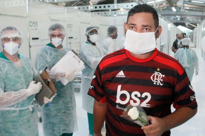 Pacientes curados de Coronavirus recebem alta no Hospital de Campanha do Hangar em Belém.
Na foto:
 <div class='credito_fotos'>Foto: Marcelo Seabra / Ag. Pará   |   <a href='/midias/2020/originais/6276_18415bba-5b10-d248-0187-86c7e5ab809a.jpg' download><i class='fa-solid fa-download'></i> Download</a></div>