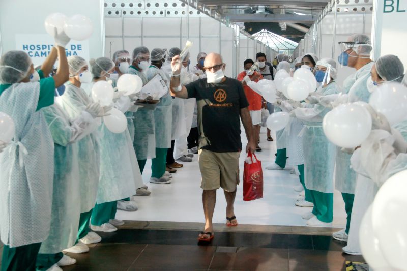 Pacientes curados de Coronavirus recebem alta no Hospital de Campanha do Hangar em Belém.
Na foto:
<div class='credito_fotos'>Foto: Marcelo Seabra / Ag. Pará | <a href='/midias/2020/originais/6276_2668b22a-0a14-828e-99b7-08c675c29bd6.jpg' download><i class='fa-solid fa-download'></i> Download</a></div>