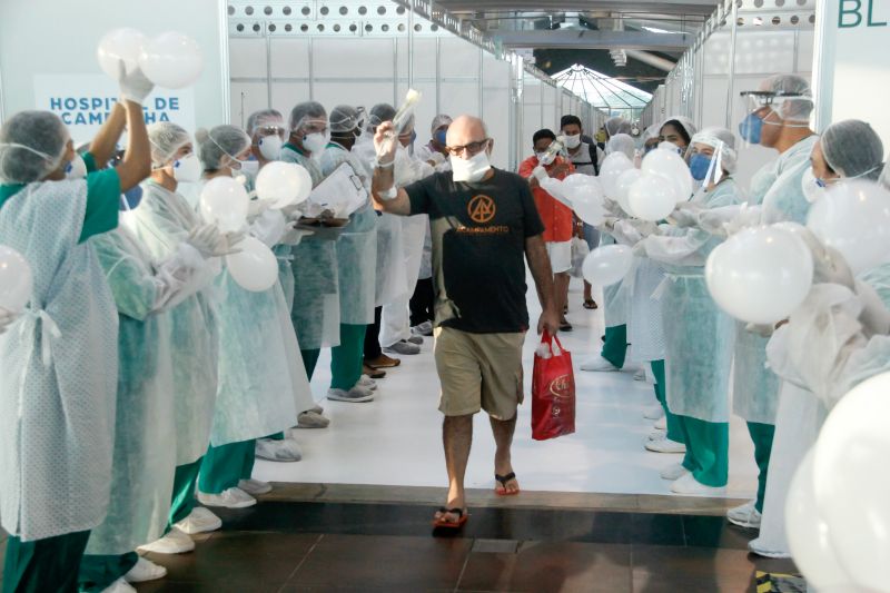 Pacientes curados de Coronavirus recebem alta no Hospital de Campanha do Hangar em Belém.
Na foto:
 <div class='credito_fotos'>Foto: Marcelo Seabra / Ag. Pará   |   <a href='/midias/2020/originais/6276_2668b22a-0a14-828e-99b7-08c675c29bd6.jpg' download><i class='fa-solid fa-download'></i> Download</a></div>