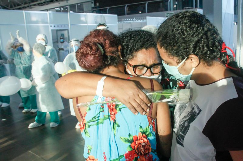 Pacientes curados de Coronavirus recebem alta no Hospital de Campanha do Hangar em Belém.
Na foto:
 <div class='credito_fotos'>Foto: Marcelo Seabra / Ag. Pará   |   <a href='/midias/2020/originais/6276_2e476638-f9ab-d864-1af1-d8cc21cec608.jpg' download><i class='fa-solid fa-download'></i> Download</a></div>