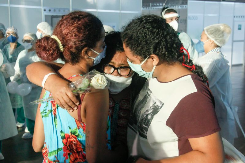 Pacientes curados de Coronavirus recebem alta no Hospital de Campanha do Hangar em Belém.
Na foto:
 <div class='credito_fotos'>Foto: Marcelo Seabra / Ag. Pará   |   <a href='/midias/2020/originais/6276_3690a13c-02b2-a239-4bbb-68595f740722.jpg' download><i class='fa-solid fa-download'></i> Download</a></div>