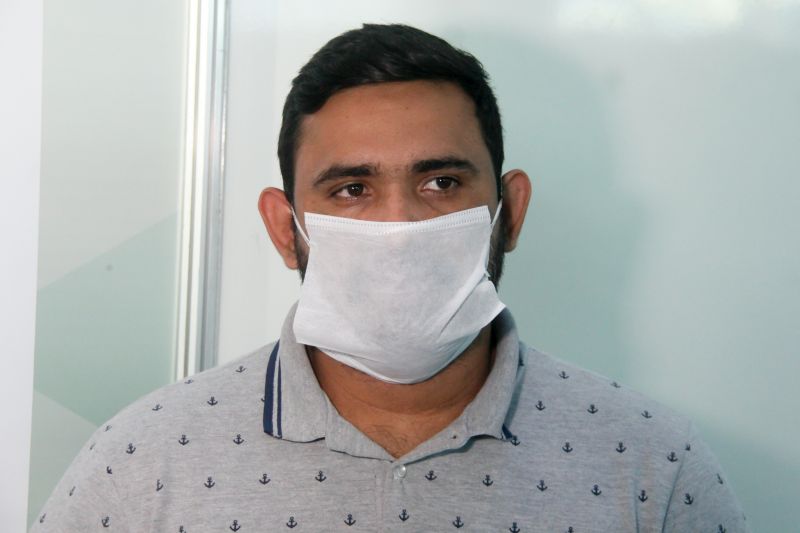 Pacientes curados de Coronavirus recebem alta no Hospital de Campanha do Hangar em Belém.
Na foto: MARCEL NUNES BISPO
<div class='credito_fotos'>Foto: Marcelo Seabra / Ag. Pará | <a href='/midias/2020/originais/6276_497e6723-0a82-c4ca-c33f-2db5eed94145.jpg' download><i class='fa-solid fa-download'></i> Download</a></div>