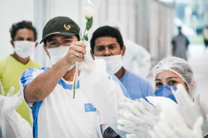 Pacientes curados de Coronavirus recebem alta no Hospital de Campanha do Hangar em Belém.
Na foto:
 <div class='credito_fotos'>Foto: Marcelo Seabra / Ag. Pará   |   <a href='/midias/2020/originais/6276_49907b7c-ac5d-2377-8cac-3551e3fefff3.jpg' download><i class='fa-solid fa-download'></i> Download</a></div>