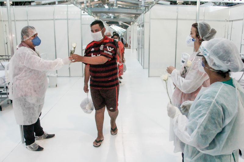 Pacientes curados de Coronavirus recebem alta no Hospital de Campanha do Hangar em Belém.
Na foto: Dr Marcos Atual 
 <div class='credito_fotos'>Foto: Marcelo Seabra / Ag. Pará   |   <a href='/midias/2020/originais/6276_4bba5853-c9e8-dded-2e41-6140be2a2777.jpg' download><i class='fa-solid fa-download'></i> Download</a></div>