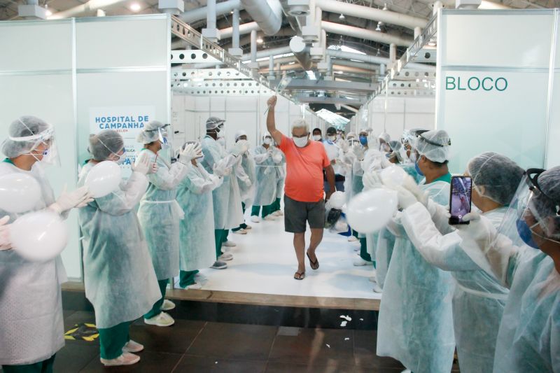 Pacientes curados de Coronavirus recebem alta no Hospital de Campanha do Hangar em Belém.
Na foto:
 <div class='credito_fotos'>Foto: Marcelo Seabra / Ag. Pará   |   <a href='/midias/2020/originais/6276_611b0cf9-df37-3769-91f1-d8c52823ce1d.jpg' download><i class='fa-solid fa-download'></i> Download</a></div>