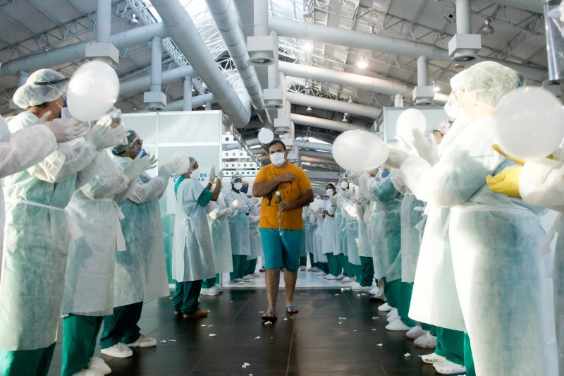 Pacientes curados de Coronavirus recebem alta no Hospital de Campanha do Hangar em Belém.
Na foto:
 <div class='credito_fotos'>Foto: Marcelo Seabra / Ag. Pará   |   <a href='/midias/2020/originais/6276_61cf3ad0-a62e-d7d0-5465-3c0bb6405e47.jpg' download><i class='fa-solid fa-download'></i> Download</a></div>