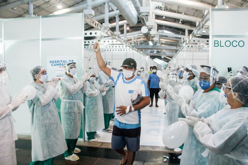 Pacientes curados de Coronavirus recebem alta no Hospital de Campanha do Hangar em Belém.
Na foto:
 <div class='credito_fotos'>Foto: Marcelo Seabra / Ag. Pará   |   <a href='/midias/2020/originais/6276_83984530-62d5-4144-7494-cf21270a7363.jpg' download><i class='fa-solid fa-download'></i> Download</a></div>