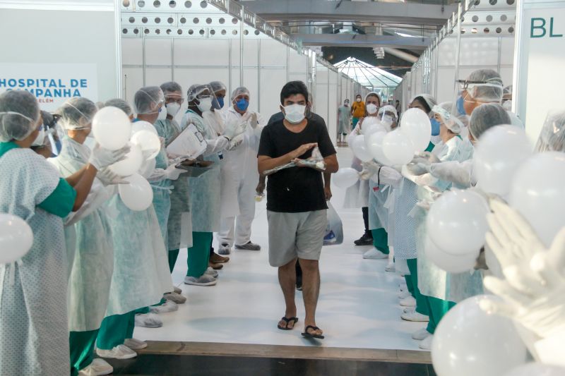 Pacientes curados de Coronavirus recebem alta no Hospital de Campanha do Hangar em Belém.
Na foto:
 <div class='credito_fotos'>Foto: Marcelo Seabra / Ag. Pará   |   <a href='/midias/2020/originais/6276_896bb224-baf4-2dae-32b6-ee11d55fe26f.jpg' download><i class='fa-solid fa-download'></i> Download</a></div>