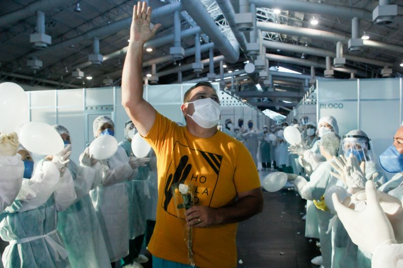 Pacientes curados de Coronavirus recebem alta no Hospital de Campanha do Hangar em Belém.
Na foto:
 <div class='credito_fotos'>Foto: Marcelo Seabra / Ag. Pará   |   <a href='/midias/2020/originais/6276_9070f85c-ef45-42a4-b564-a81a9dc64602.jpg' download><i class='fa-solid fa-download'></i> Download</a></div>