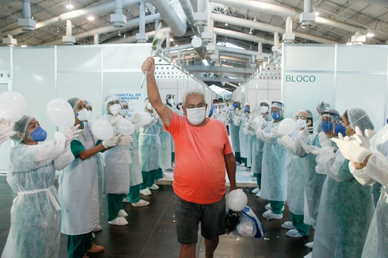Pacientes curados de Coronavirus recebem alta no Hospital de Campanha do Hangar em Belém.
Na foto:
<div class='credito_fotos'>Foto: Marcelo Seabra / Ag. Pará | <a href='/midias/2020/originais/6276_d942efda-9972-09bc-580b-d98ce5d44320.jpg' download><i class='fa-solid fa-download'></i> Download</a></div>