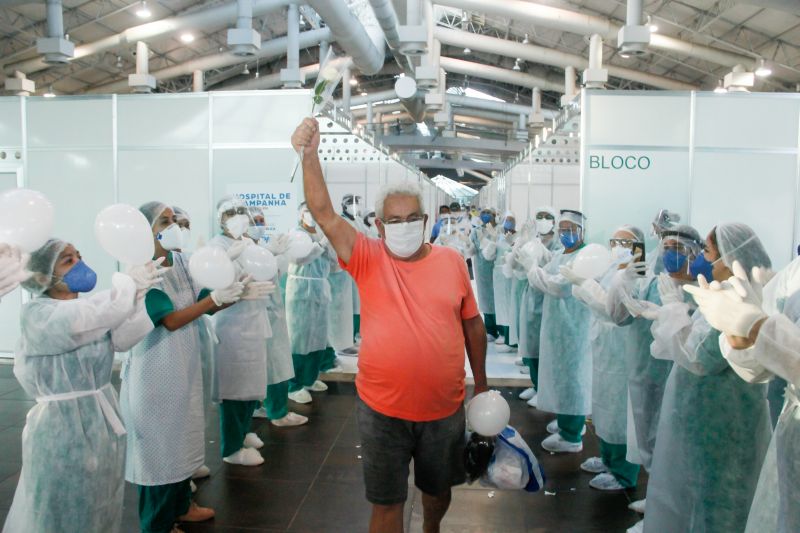 Pacientes curados de Coronavirus recebem alta no Hospital de Campanha do Hangar em Belém.
Na foto:
 <div class='credito_fotos'>Foto: Marcelo Seabra / Ag. Pará   |   <a href='/midias/2020/originais/6276_d942efda-9972-09bc-580b-d98ce5d44320.jpg' download><i class='fa-solid fa-download'></i> Download</a></div>