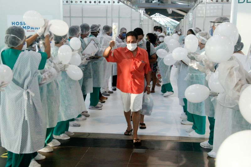 Pacientes curados de Coronavirus recebem alta no Hospital de Campanha do Hangar em Belém.
Na foto:
 <div class='credito_fotos'>Foto: Marcelo Seabra / Ag. Pará   |   <a href='/midias/2020/originais/6276_e4aa608a-0576-76fc-2bbc-d1ca48c7dae4.jpg' download><i class='fa-solid fa-download'></i> Download</a></div>