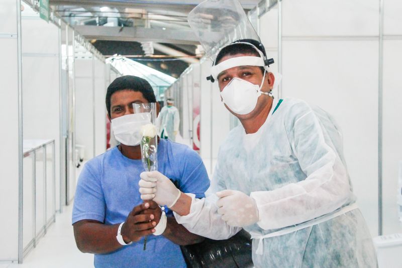 Pacientes curados de Coronavirus recebem alta no Hospital de Campanha do Hangar em Belém.
Na foto:
 <div class='credito_fotos'>Foto: Marcelo Seabra / Ag. Pará   |   <a href='/midias/2020/originais/6276_e544a83f-1c14-c12e-80ac-34e1952ae532.jpg' download><i class='fa-solid fa-download'></i> Download</a></div>