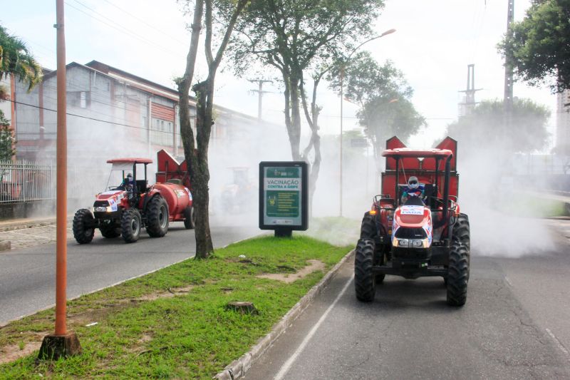 Vias de vários bairros receberam hipoclorito de sódio, que desinfeta sem prejudicar a saúde de pessoas e animais.
Na Foto:  <div class='credito_fotos'>Foto: Marcelo Seabra / Ag. Pará   |   <a href='/midias/2020/originais/6277_0daaa116-bba8-8484-f03a-faef13d81ad3.jpg' download><i class='fa-solid fa-download'></i> Download</a></div>