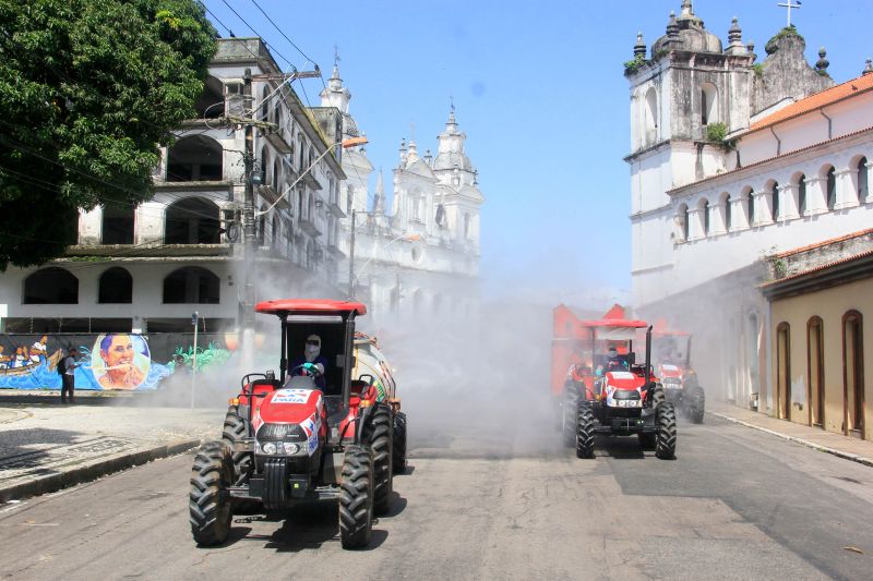 Vias de vários bairros receberam hipoclorito de sódio, que desinfeta sem prejudicar a saúde de pessoas e animais.
Na Foto:  <div class='credito_fotos'>Foto: Marcelo Seabra / Ag. Pará   |   <a href='/midias/2020/originais/6277_13a91da2-f85d-15b1-b7cc-1e839040c3d7.jpg' download><i class='fa-solid fa-download'></i> Download</a></div>