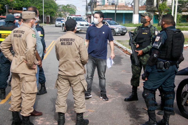 Vias de vários bairros receberam hipoclorito de sódio, que desinfeta sem prejudicar a saúde de pessoas e animais.
Na Foto: Ouvidor-geral do Estado, Arthur Houa <div class='credito_fotos'>Foto: Marcelo Seabra / Ag. Pará   |   <a href='/midias/2020/originais/6277_13d001c7-9690-86ef-47c3-6b448d3c4150.jpg' download><i class='fa-solid fa-download'></i> Download</a></div>