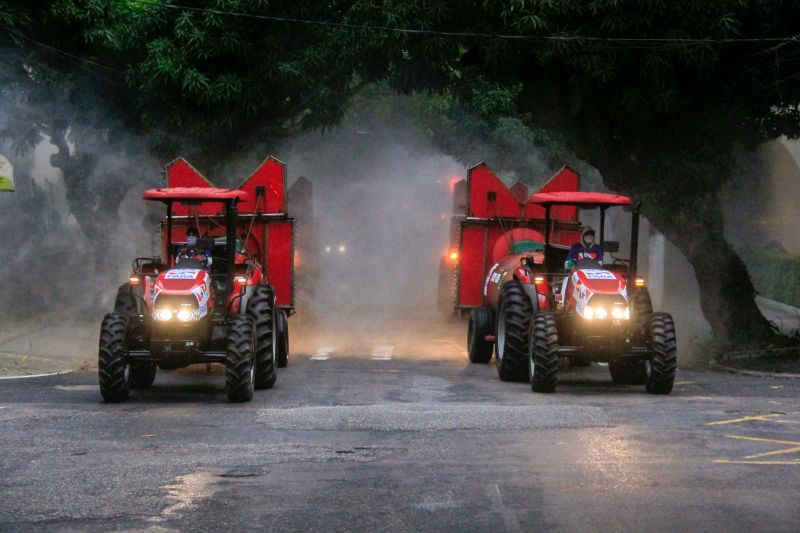 Vias de vários bairros receberam hipoclorito de sódio, que desinfeta sem prejudicar a saúde de pessoas e animais.
Na Foto:  <div class='credito_fotos'>Foto: Marcelo Seabra / Ag. Pará   |   <a href='/midias/2020/originais/6277_27cf71e7-860d-e782-24c7-2022e3c5c66f.jpg' download><i class='fa-solid fa-download'></i> Download</a></div>