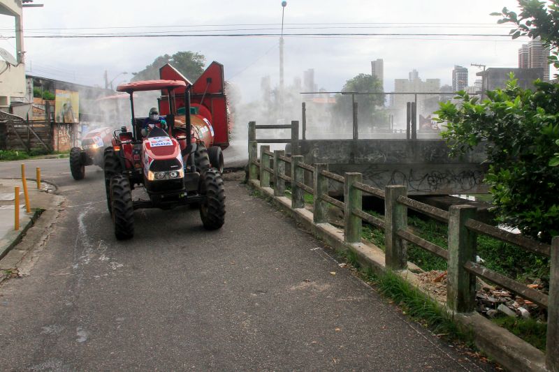 Vias de vários bairros receberam hipoclorito de sódio, que desinfeta sem prejudicar a saúde de pessoas e animais.
Na Foto:  <div class='credito_fotos'>Foto: Marcelo Seabra / Ag. Pará   |   <a href='/midias/2020/originais/6277_31f2f687-4091-9aee-d0ed-1af73ec23ff9.jpg' download><i class='fa-solid fa-download'></i> Download</a></div>