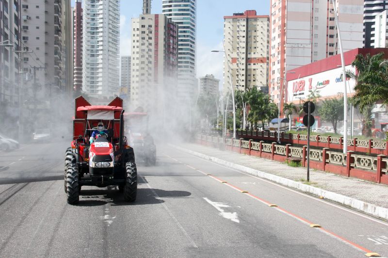 Vias de vários bairros receberam hipoclorito de sódio, que desinfeta sem prejudicar a saúde de pessoas e animais.
Na Foto:  <div class='credito_fotos'>Foto: Marcelo Seabra / Ag. Pará   |   <a href='/midias/2020/originais/6277_3c438b41-4d0a-c55e-4e7b-346a827b3665.jpg' download><i class='fa-solid fa-download'></i> Download</a></div>