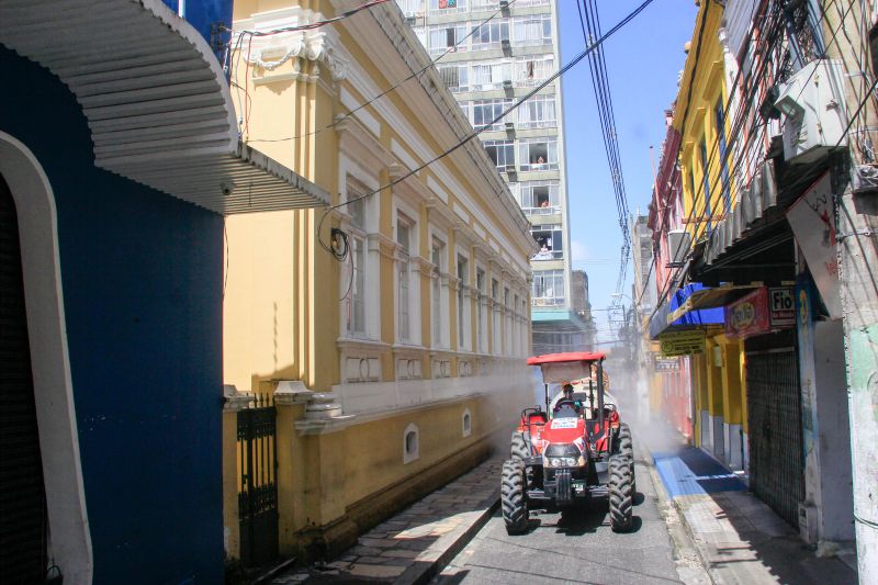 Vias de vários bairros receberam hipoclorito de sódio, que desinfeta sem prejudicar a saúde de pessoas e animais.
Na Foto:  <div class='credito_fotos'>Foto: Marcelo Seabra / Ag. Pará   |   <a href='/midias/2020/originais/6277_50c2e5b0-9517-c836-83eb-129e854563e3.jpg' download><i class='fa-solid fa-download'></i> Download</a></div>