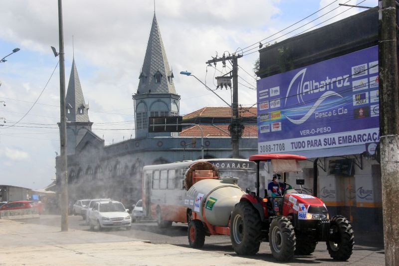 Vias de vários bairros receberam hipoclorito de sódio, que desinfeta sem prejudicar a saúde de pessoas e animais.
Na Foto:  <div class='credito_fotos'>Foto: Marcelo Seabra / Ag. Pará   |   <a href='/midias/2020/originais/6277_6a18bd5b-3849-4e1a-ef23-26dd01a78a4e.jpg' download><i class='fa-solid fa-download'></i> Download</a></div>