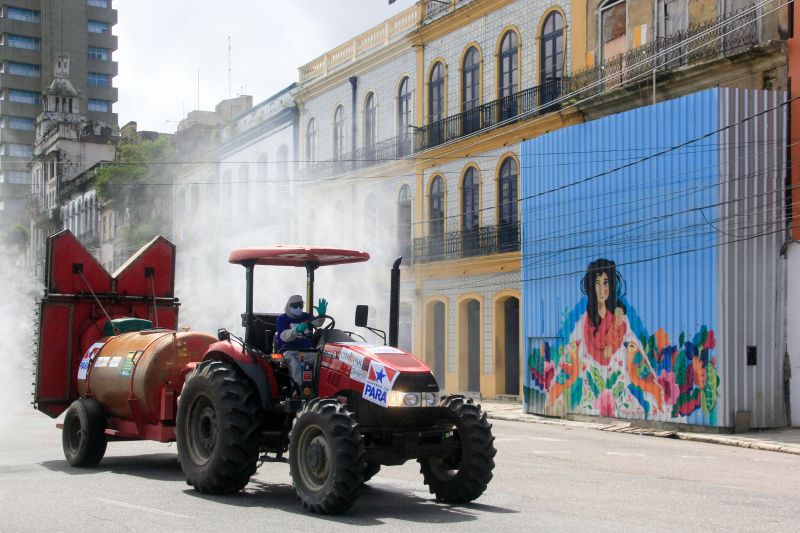 Vias de vários bairros receberam hipoclorito de sódio, que desinfeta sem prejudicar a saúde de pessoas e animais.
Na Foto:  <div class='credito_fotos'>Foto: Marcelo Seabra / Ag. Pará   |   <a href='/midias/2020/originais/6277_7f41befa-3e7a-1228-f754-bae50671a930.jpg' download><i class='fa-solid fa-download'></i> Download</a></div>