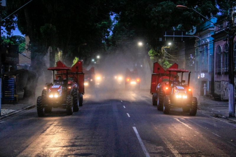 Vias de vários bairros receberam hipoclorito de sódio, que desinfeta sem prejudicar a saúde de pessoas e animais.
Na Foto:  <div class='credito_fotos'>Foto: Marcelo Seabra / Ag. Pará   |   <a href='/midias/2020/originais/6277_99155de2-7579-4ced-3648-26d9cc933ef3.jpg' download><i class='fa-solid fa-download'></i> Download</a></div>