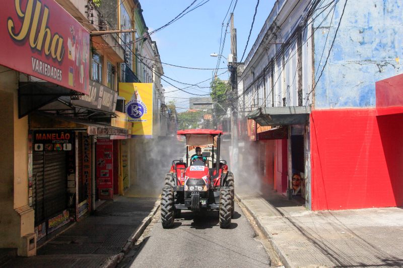 Vias de vários bairros receberam hipoclorito de sódio, que desinfeta sem prejudicar a saúde de pessoas e animais.
Na Foto:  <div class='credito_fotos'>Foto: Marcelo Seabra / Ag. Pará   |   <a href='/midias/2020/originais/6277_9b98b609-2481-1ea3-68a1-5e3981957390.jpg' download><i class='fa-solid fa-download'></i> Download</a></div>