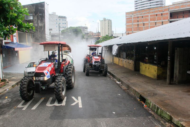 Vias de vários bairros receberam hipoclorito de sódio, que desinfeta sem prejudicar a saúde de pessoas e animais.
Na Foto:  <div class='credito_fotos'>Foto: Marcelo Seabra / Ag. Pará   |   <a href='/midias/2020/originais/6277_9e930697-a3d1-a3bd-79b3-faf5a57fd893.jpg' download><i class='fa-solid fa-download'></i> Download</a></div>