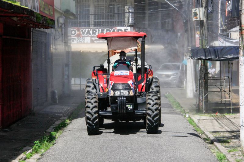 Vias de vários bairros receberam hipoclorito de sódio, que desinfeta sem prejudicar a saúde de pessoas e animais.
Na Foto:  <div class='credito_fotos'>Foto: Marcelo Seabra / Ag. Pará   |   <a href='/midias/2020/originais/6277_ac27e83a-8718-851a-4297-396f66683dd5.jpg' download><i class='fa-solid fa-download'></i> Download</a></div>