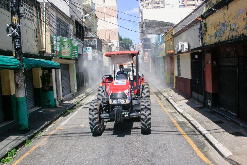 Vias de vários bairros receberam hipoclorito de sódio, que desinfeta sem prejudicar a saúde de pessoas e animais.
Na Foto:  <div class='credito_fotos'>Foto: Marcelo Seabra / Ag. Pará   |   <a href='/midias/2020/originais/6277_ae1447fe-c059-c5a1-2059-11aae1b734c9.jpg' download><i class='fa-solid fa-download'></i> Download</a></div>