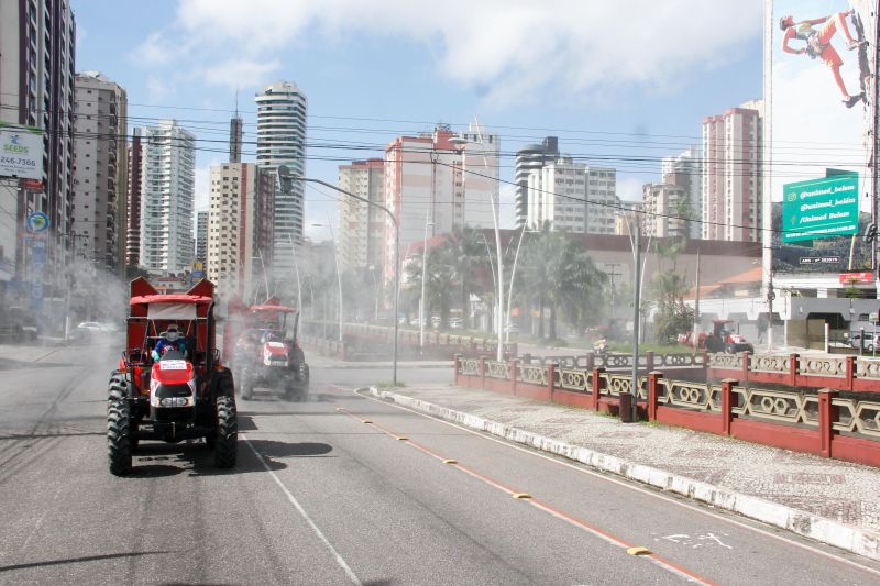 Vias de vários bairros receberam hipoclorito de sódio, que desinfeta sem prejudicar a saúde de pessoas e animais.
Na Foto:  <div class='credito_fotos'>Foto: Marcelo Seabra / Ag. Pará   |   <a href='/midias/2020/originais/6277_c1f6d9b6-73b2-52a6-4eb0-f547d1c8cc9f.jpg' download><i class='fa-solid fa-download'></i> Download</a></div>