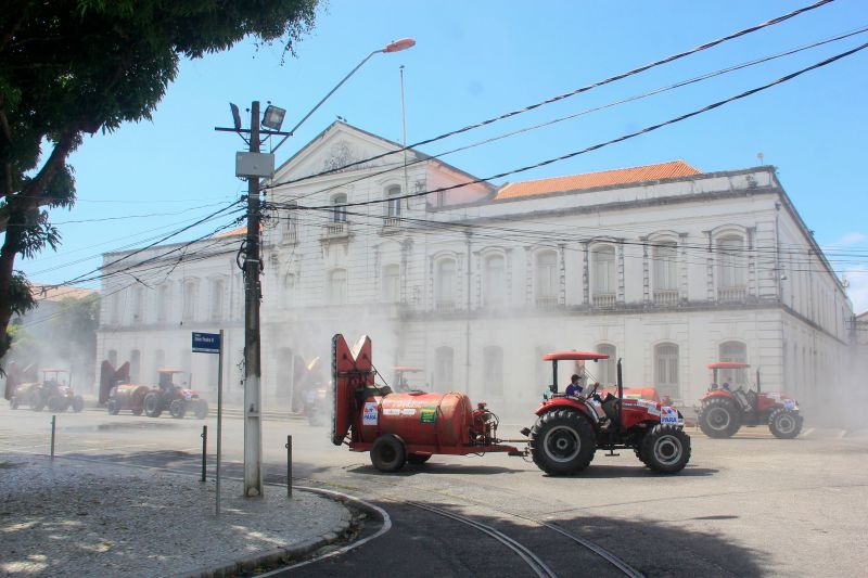 Vias de vários bairros receberam hipoclorito de sódio, que desinfeta sem prejudicar a saúde de pessoas e animais.
Na Foto:  <div class='credito_fotos'>Foto: Marcelo Seabra / Ag. Pará   |   <a href='/midias/2020/originais/6277_c4a6444c-47c7-c62b-8d90-1a0dca24490e.jpg' download><i class='fa-solid fa-download'></i> Download</a></div>