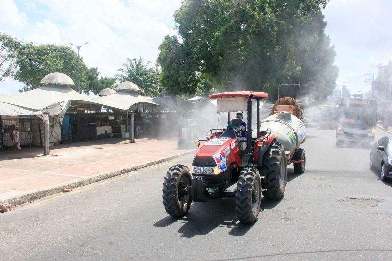 Vias de vários bairros receberam hipoclorito de sódio, que desinfeta sem prejudicar a saúde de pessoas e animais.
Na Foto:  <div class='credito_fotos'>Foto: Marcelo Seabra / Ag. Pará   |   <a href='/midias/2020/originais/6277_c97c4c3c-f164-526b-9280-1e2bf13d8faa.jpg' download><i class='fa-solid fa-download'></i> Download</a></div>