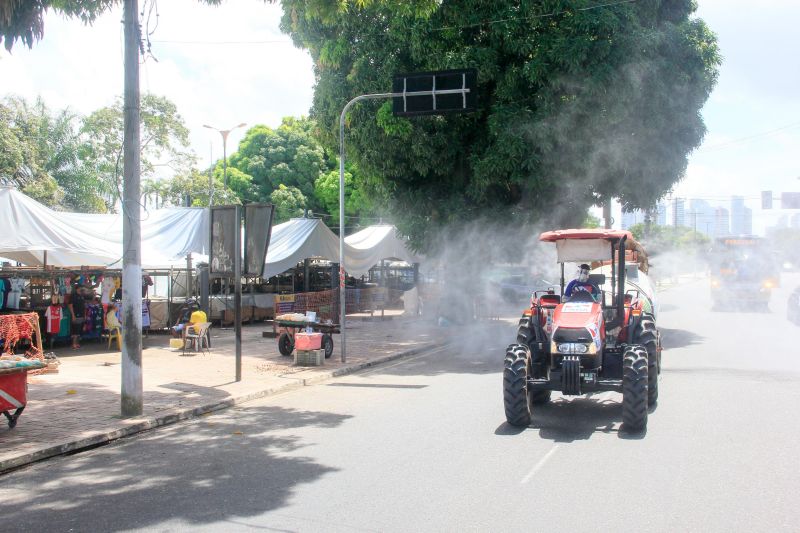 Vias de vários bairros receberam hipoclorito de sódio, que desinfeta sem prejudicar a saúde de pessoas e animais.
Na Foto:  <div class='credito_fotos'>Foto: Marcelo Seabra / Ag. Pará   |   <a href='/midias/2020/originais/6277_cc8ccbb6-c017-cd98-2f2b-a46d5e25d1f8.jpg' download><i class='fa-solid fa-download'></i> Download</a></div>