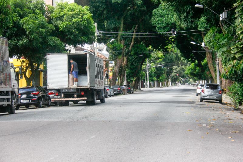 Vias de vários bairros receberam hipoclorito de sódio, que desinfeta sem prejudicar a saúde de pessoas e animais.
Na Foto:  <div class='credito_fotos'>Foto: Marcelo Seabra / Ag. Pará   |   <a href='/midias/2020/originais/6277_e38d1aa5-b3b9-f0c5-7cf7-46818b192807.jpg' download><i class='fa-solid fa-download'></i> Download</a></div>