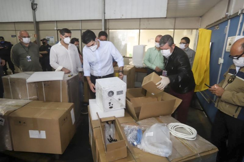 O Governo do Estado recebeu no final da madrugada desta segunda-feira (4), cerca de 139 respiradores e 1.600 bombas de infusão. <div class='credito_fotos'>Foto: Marco Santos / Ag. Pará | <a href='/midias/2020/originais/6278_0156e742-40d6-a6e9-2ce8-74fbb7d18949.jpg' download><i class='fa-solid fa-download'></i> Download</a></div>
