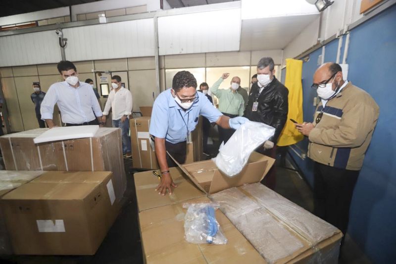 O Governo do Estado recebeu no final da madrugada desta segunda-feira (4), cerca de 139 respiradores e 1.600 bombas de infusão. <div class='credito_fotos'>Foto: Marco Santos / Ag. Pará   |   <a href='/midias/2020/originais/6278_6e283b71-2f2b-69df-83c3-9d9c4c227c65.jpg' download><i class='fa-solid fa-download'></i> Download</a></div>